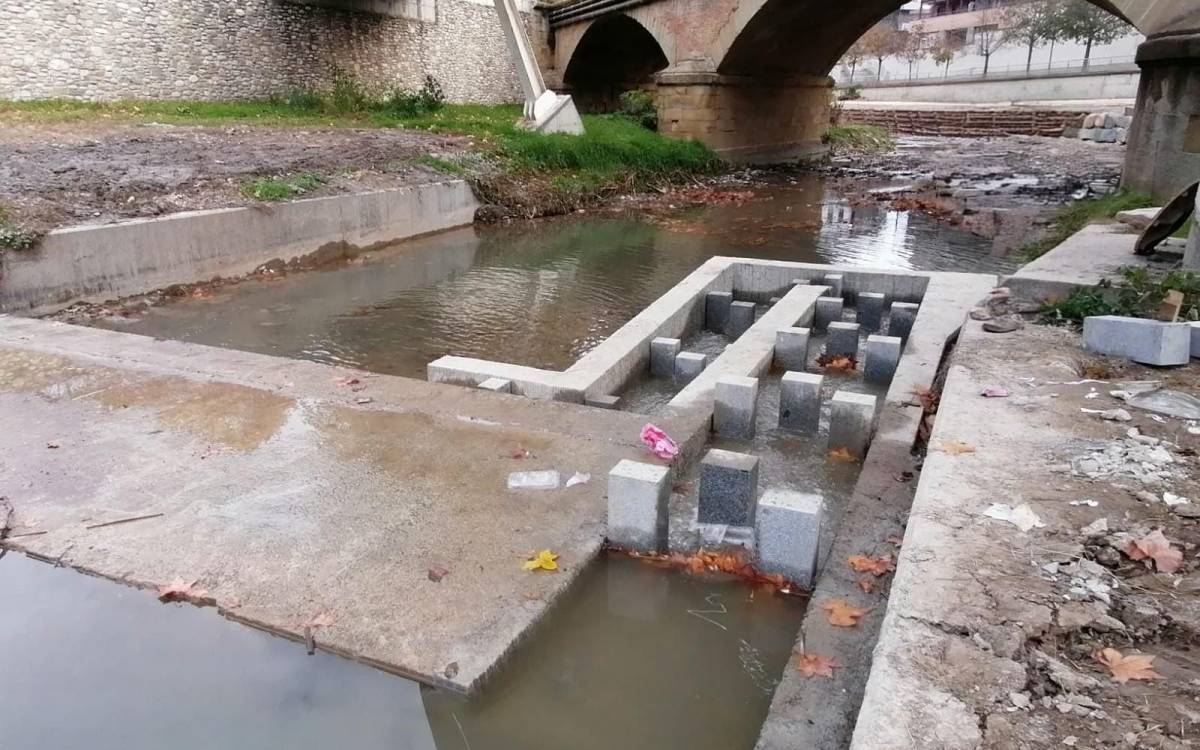Projecte «Riberes de Vic»: construcció d`una rampa per a peixos al riu Mèder, al passeig de la Generalitat. - Uvic-UCC Projecte «Riberes de Vic»: construcció d`una rampa per a peixos al riu Mèder, al passeig de la Generalitat.