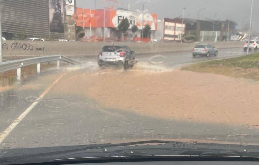 VÍDEO | Una espectacular pedregada tenyeix Sabadell de blanc durant uns minuts