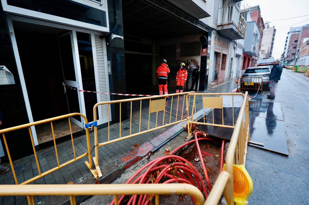La caiguda d'un mur a l'interior d'un garatge de Sabadell provoca una petita explosió del quadre elèctric