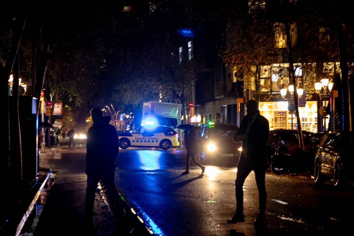 El carrer Diputació a Barcelona mullat després de les fortes pluges - Hugo Fernández El carrer Diputació a Barcelona mullat després de les fortes pluges