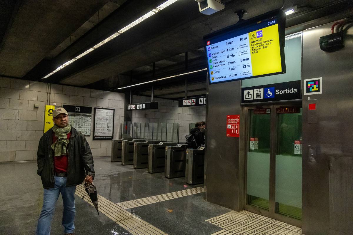 Un panell informatiu adverteix de les alteracions del servei de metro, degut a les fortes pluges - Hugo Fernández Un panell informatiu adverteix de les alteracions del servei de metro, degut a les fortes pluges