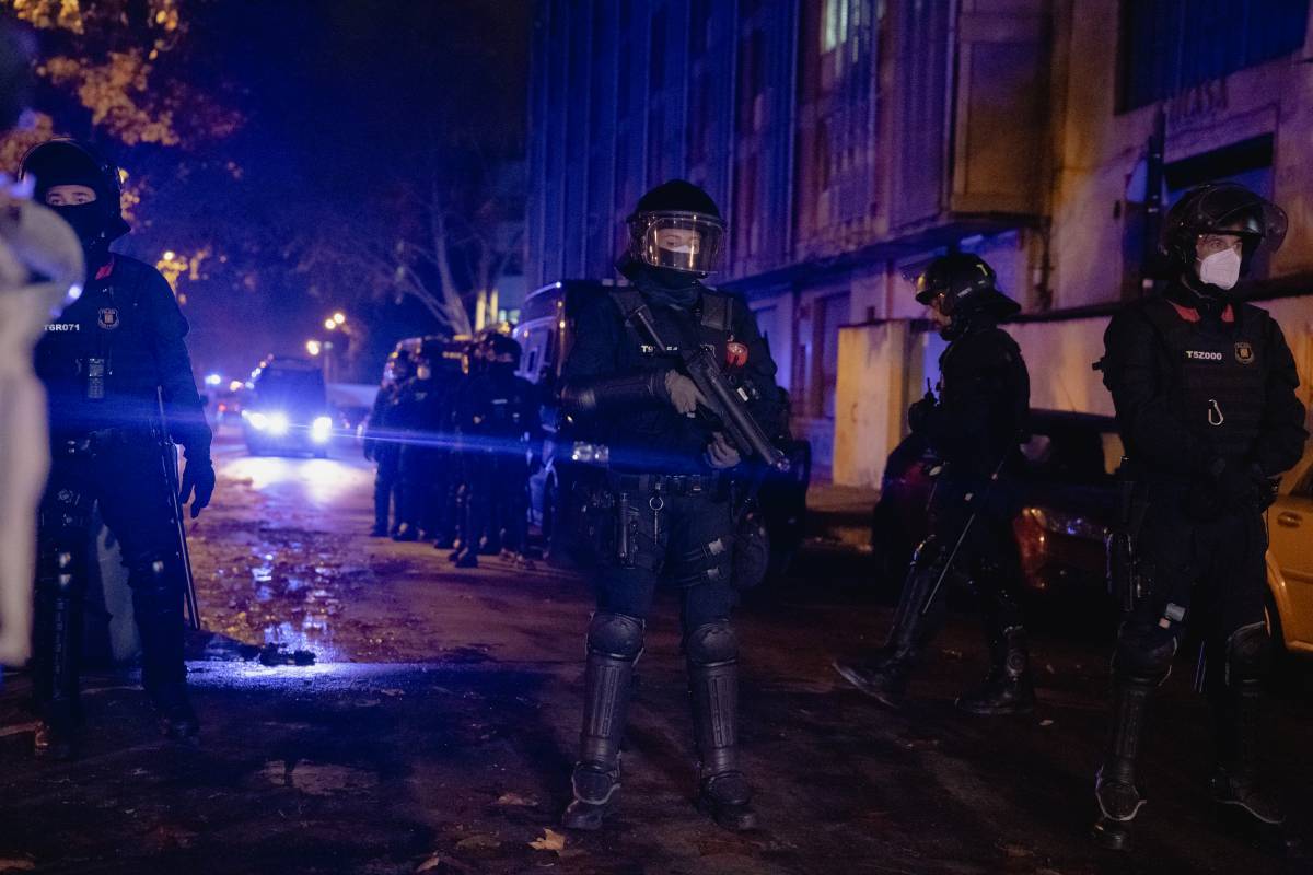 Dispositiu matinal per desallotjar persones a Badalona