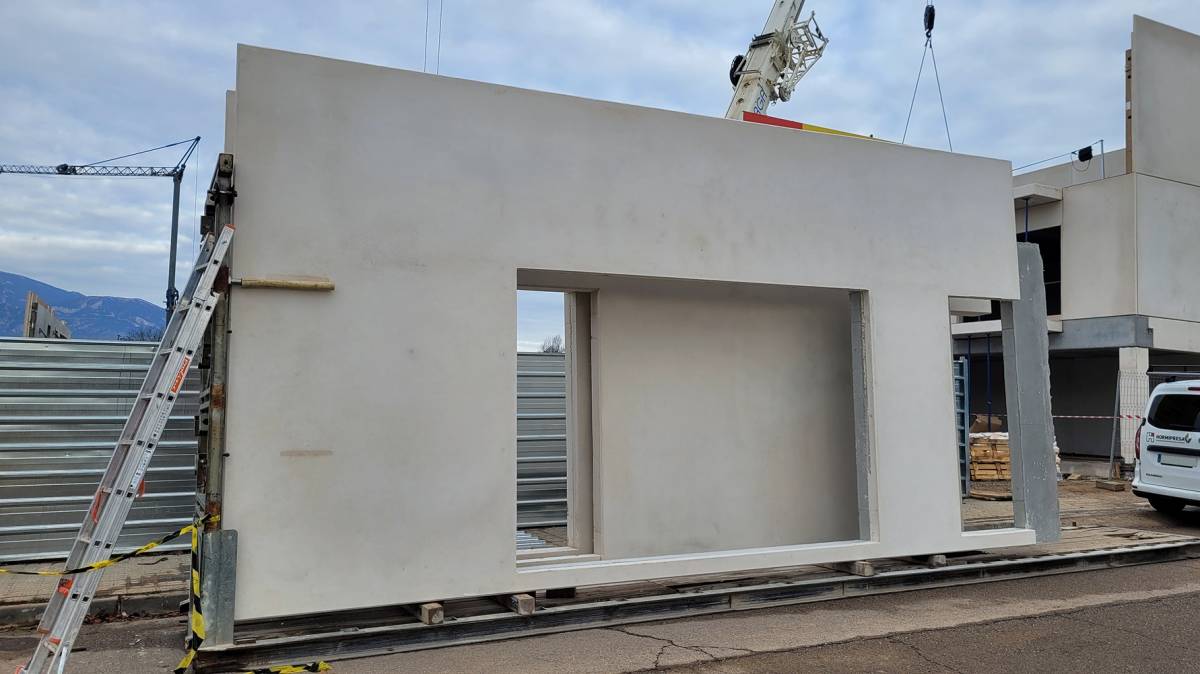 Els elements estructurals s`elaboren a fàbrica i s`articulen al lloc d`obres