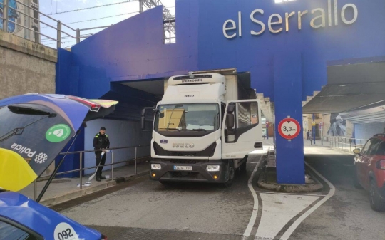 Un camió queda atrapat al pont de la Petxina de Tarragona i munta un ciri en la sortida del Serrallo