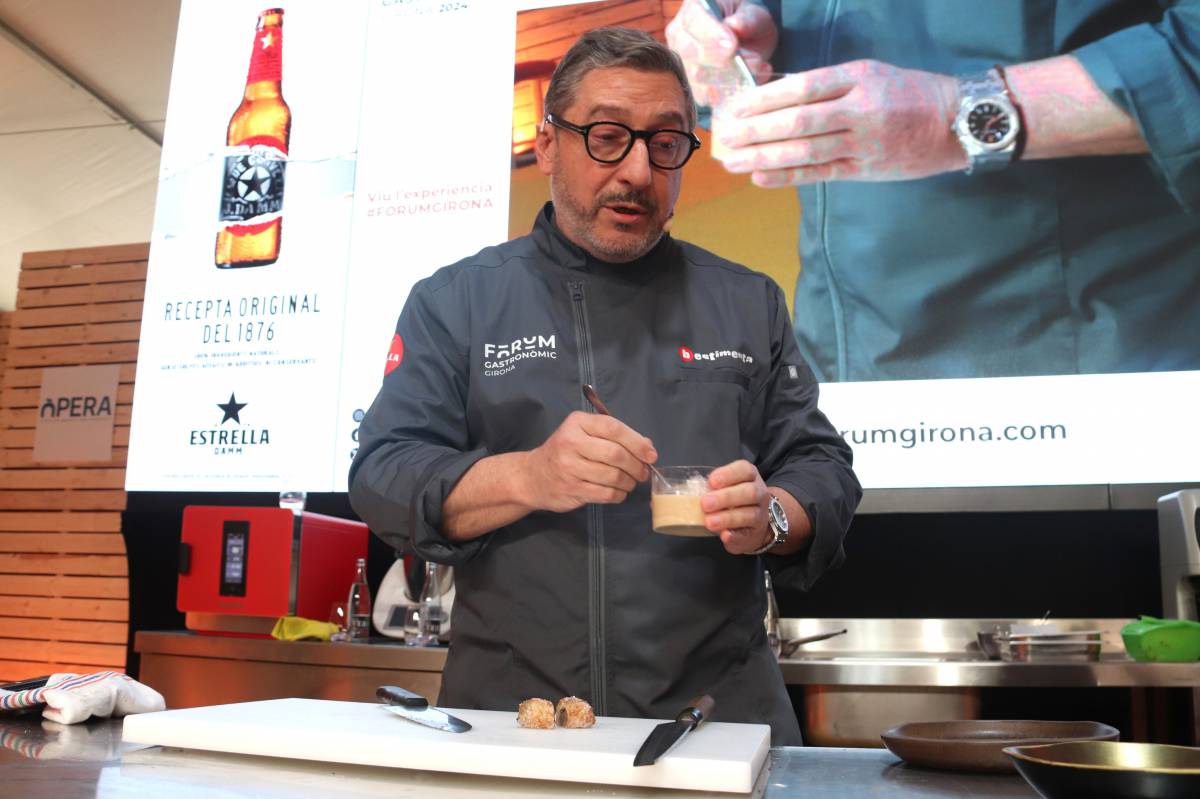 El prestigiós xef Joan Roca cuinant un xuixo de senglar al Fòrum Gastronòmic de Girona - Aleix Freixas / ACN El prestigiós xef Joan Roca cuinant un xuixo de senglar al Fòrum Gastronòmic de Girona