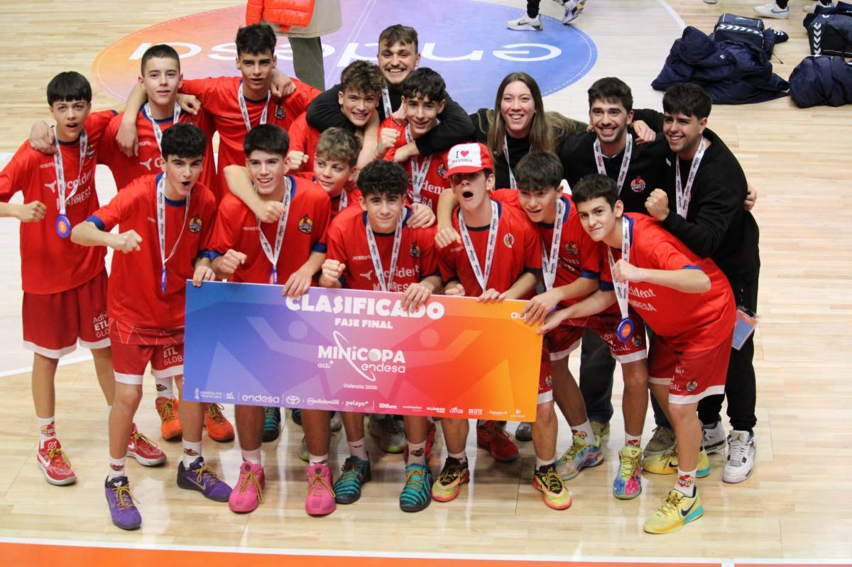 L`equip manresà, celebrant el triomf - CEDIDA L`equip manresà, celebrant el triomf