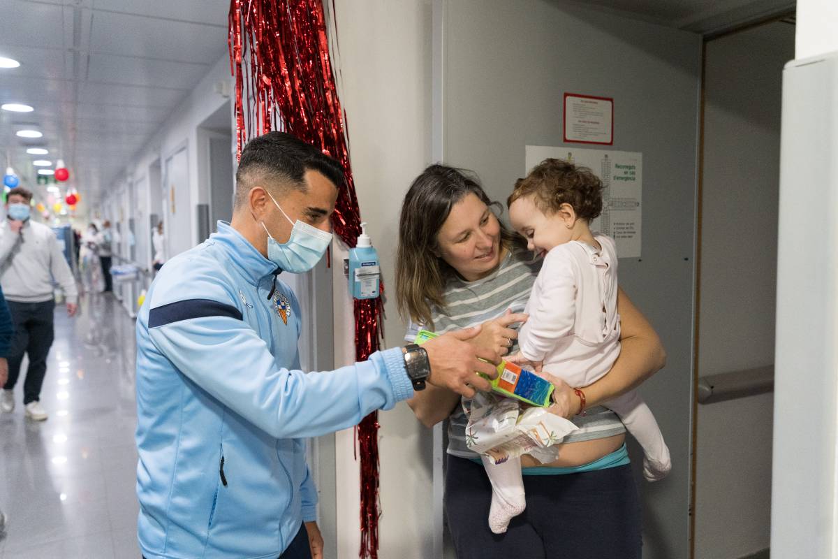 Rubén Martínez entregant un regal - David Chao Rubén Martínez entregant un regal