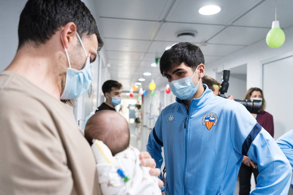 Visita dels jugadors del CE Sabadell als infants hospitalitzats - David Chao Visita dels jugadors del CE Sabadell als infants hospitalitzats