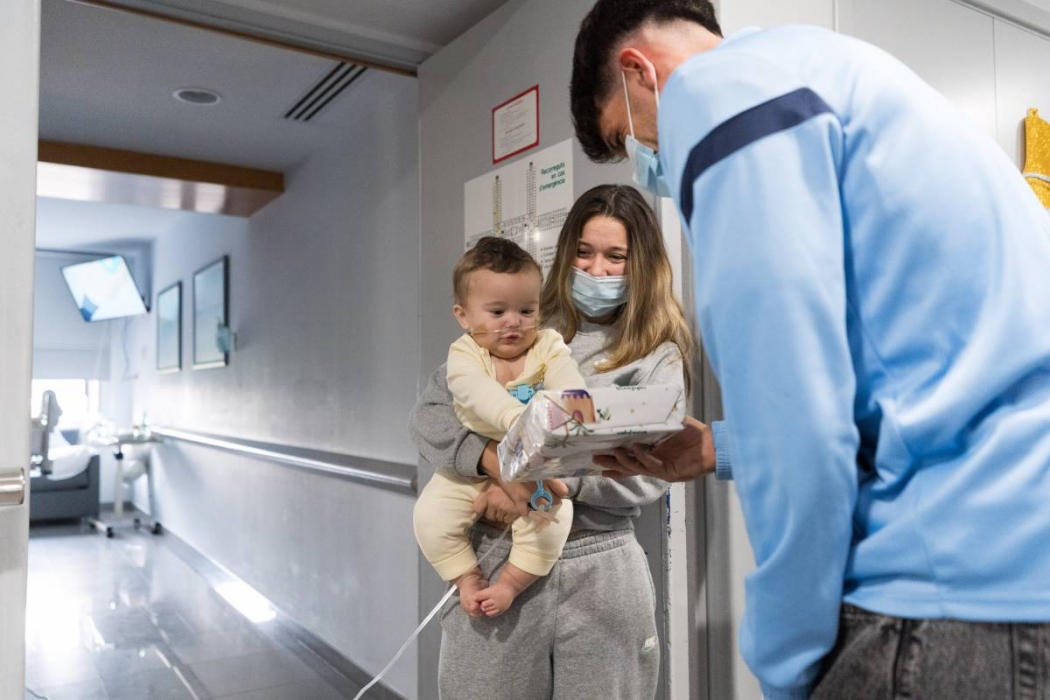 FOTOS | Joguines, somriures i companyia dels jugadors del CE Sabadell als infants hospitalitzats