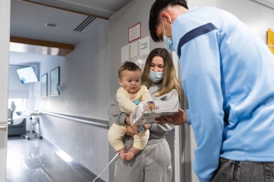 FOTOS | Joguines, somriures i companyia dels jugadors del CE Sabadell als infants hospitalitzats