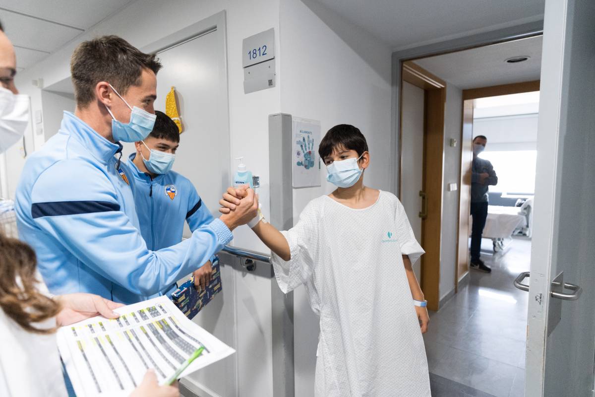 El capità Sergio Cortés i Miguelete xocant la mà amb un infant - David Chao El capità Sergio Cortés i Miguelete xocant la mà amb un infant