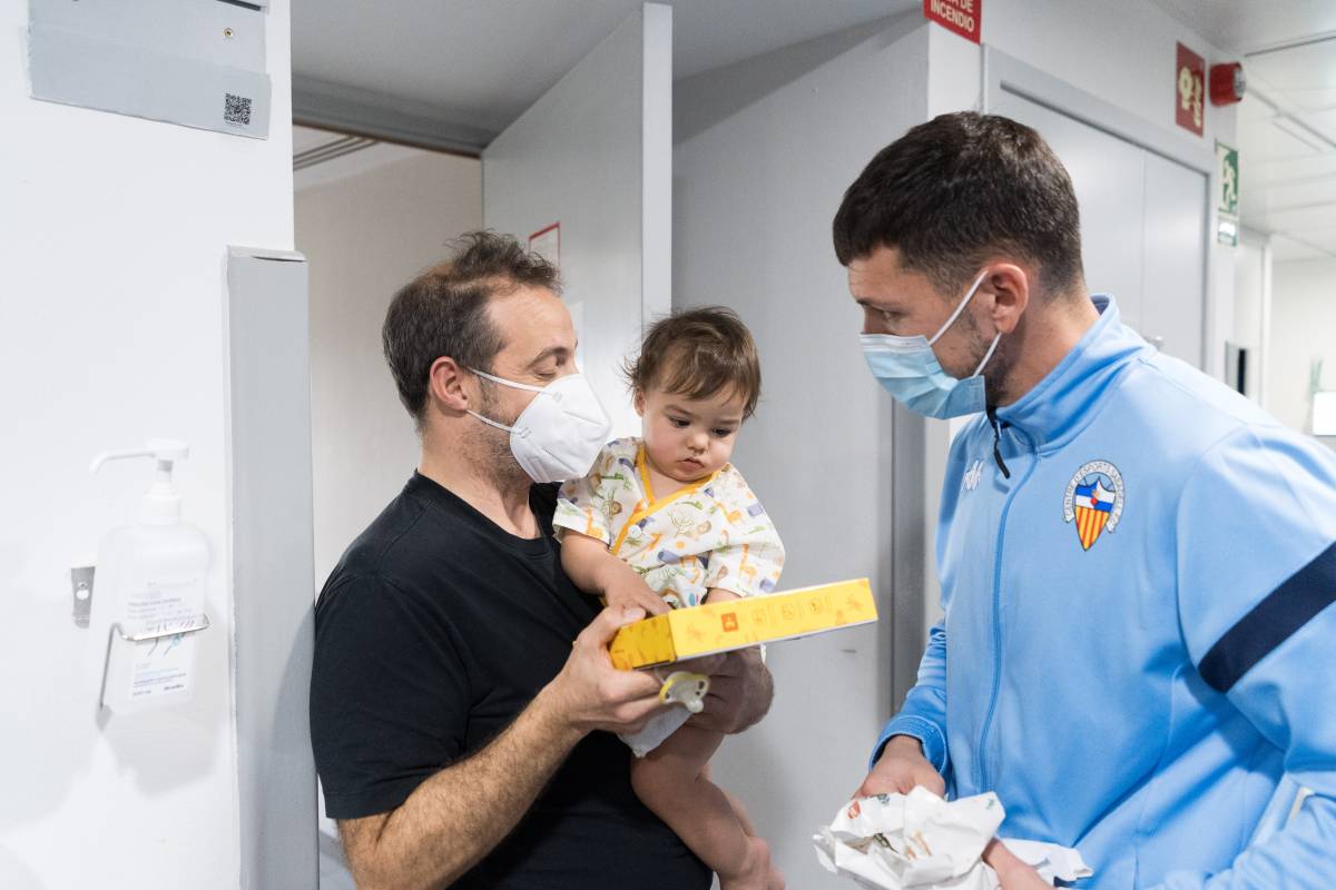 Visita dels jugadors del CE Sabadell als infants hospitalitzats - David Chao Visita dels jugadors del CE Sabadell als infants hospitalitzats