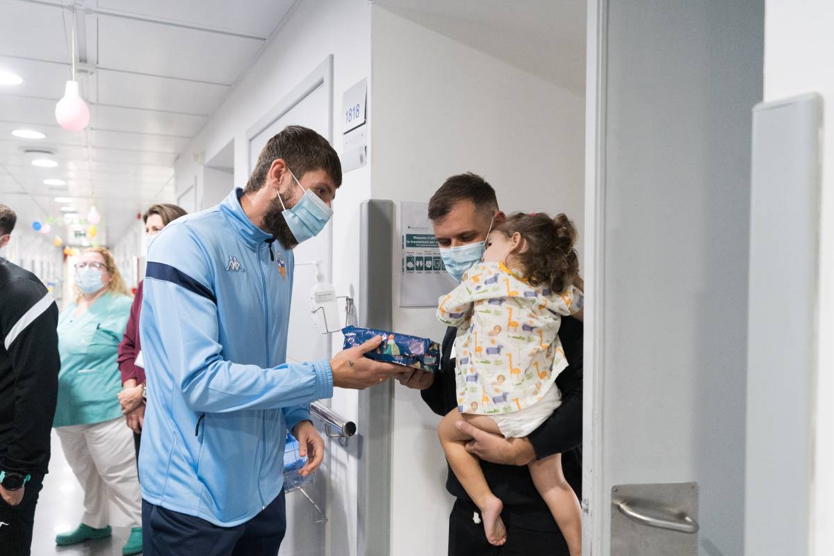 Káiser parlant amb una família - David Chao Káiser parlant amb una família