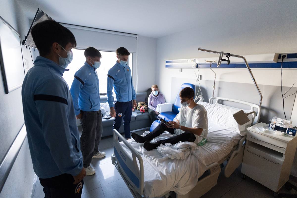 Visita dels jugadors del CE Sabadell als infants hospitalitzats - David Chao Visita dels jugadors del CE Sabadell als infants hospitalitzats