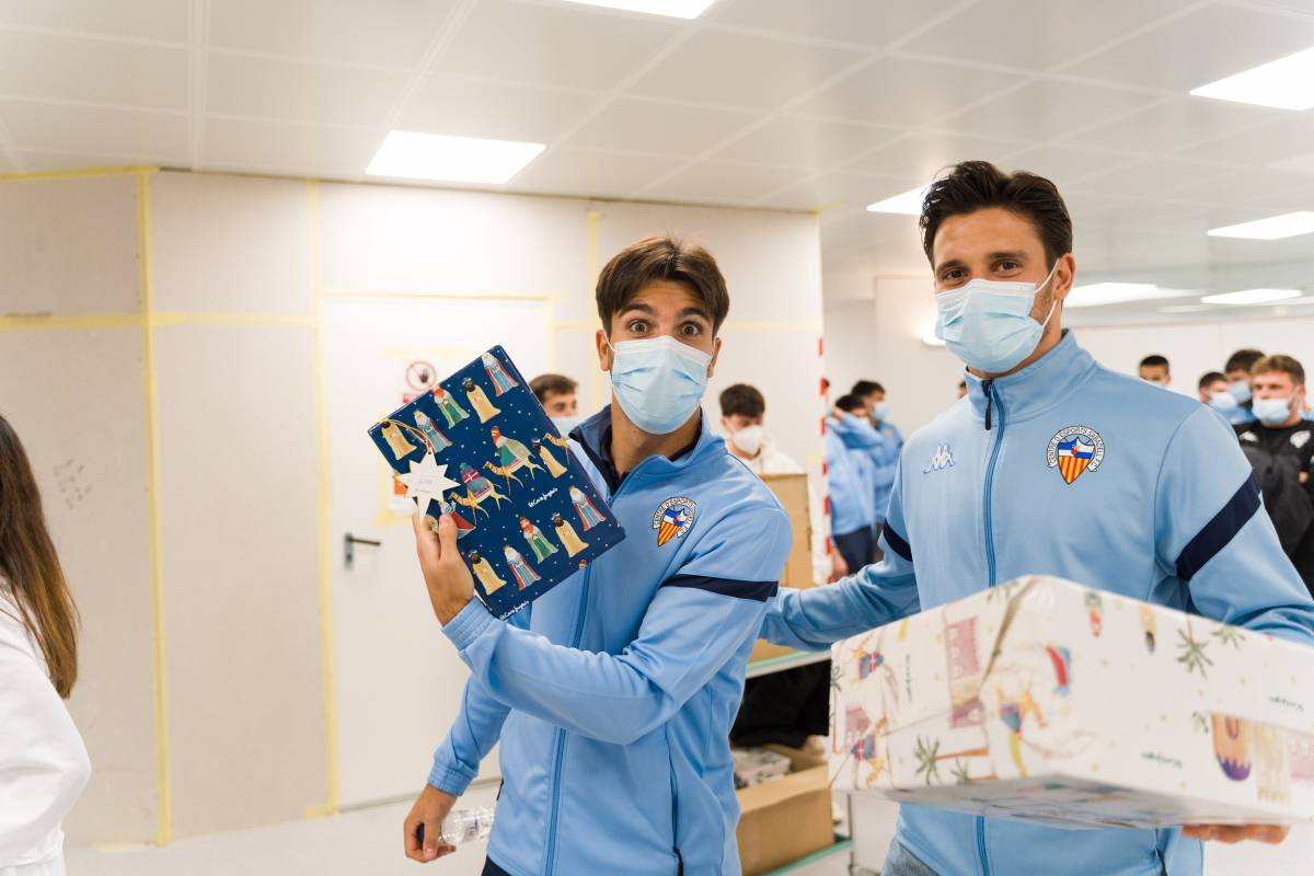 Segura i Bonaldo amb els seus regals - David Chao Segura i Bonaldo amb els seus regals