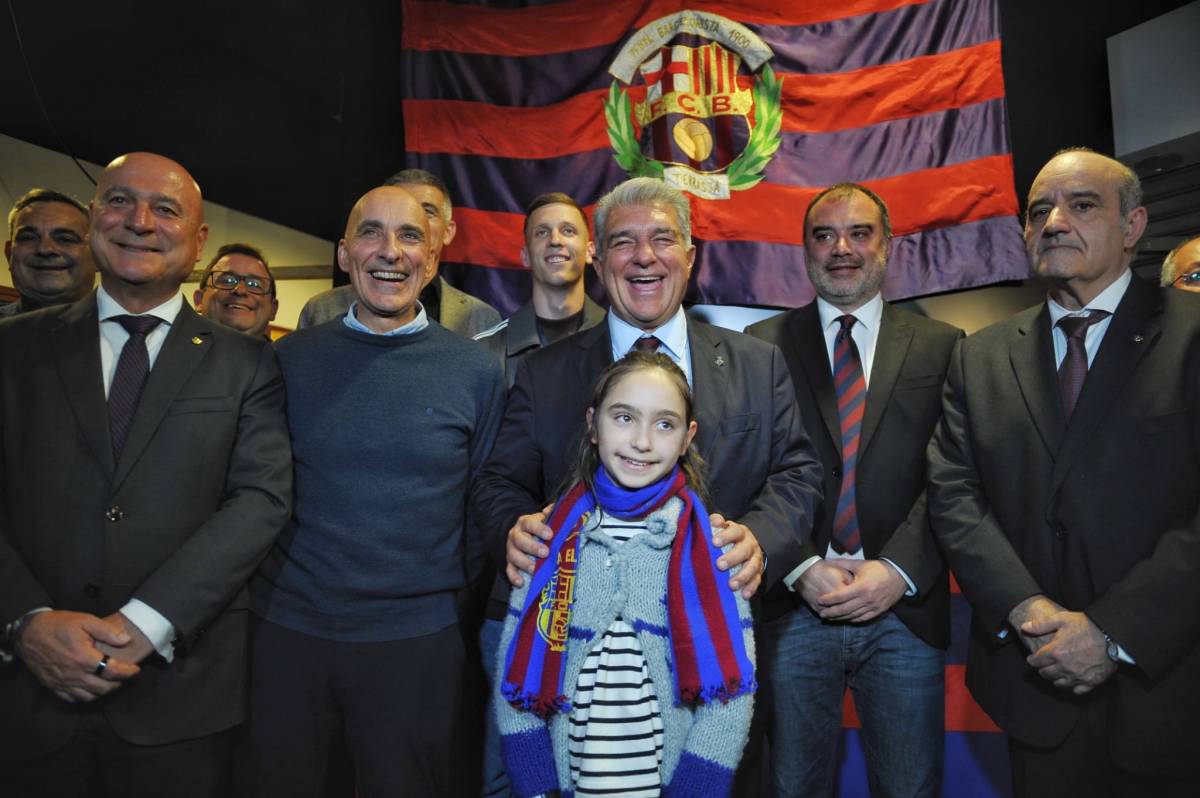 Foto de família de les autoritats i els representants de les entitats a la conclusió dels parlaments - Alberto Tallón Foto de família de les autoritats i els representants de les entitats a la conclusió dels parlaments