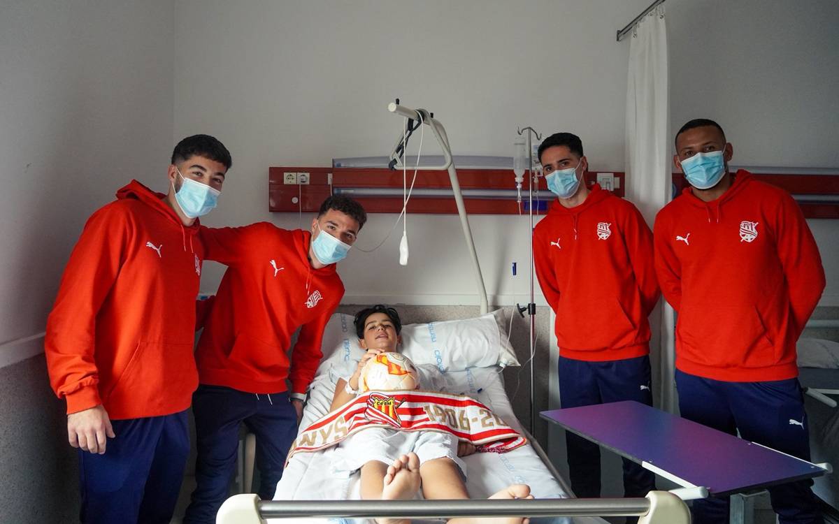 El CE Manresa visita l'Hospital Sant Joan de Déu i reparteix regals als infants ingressats