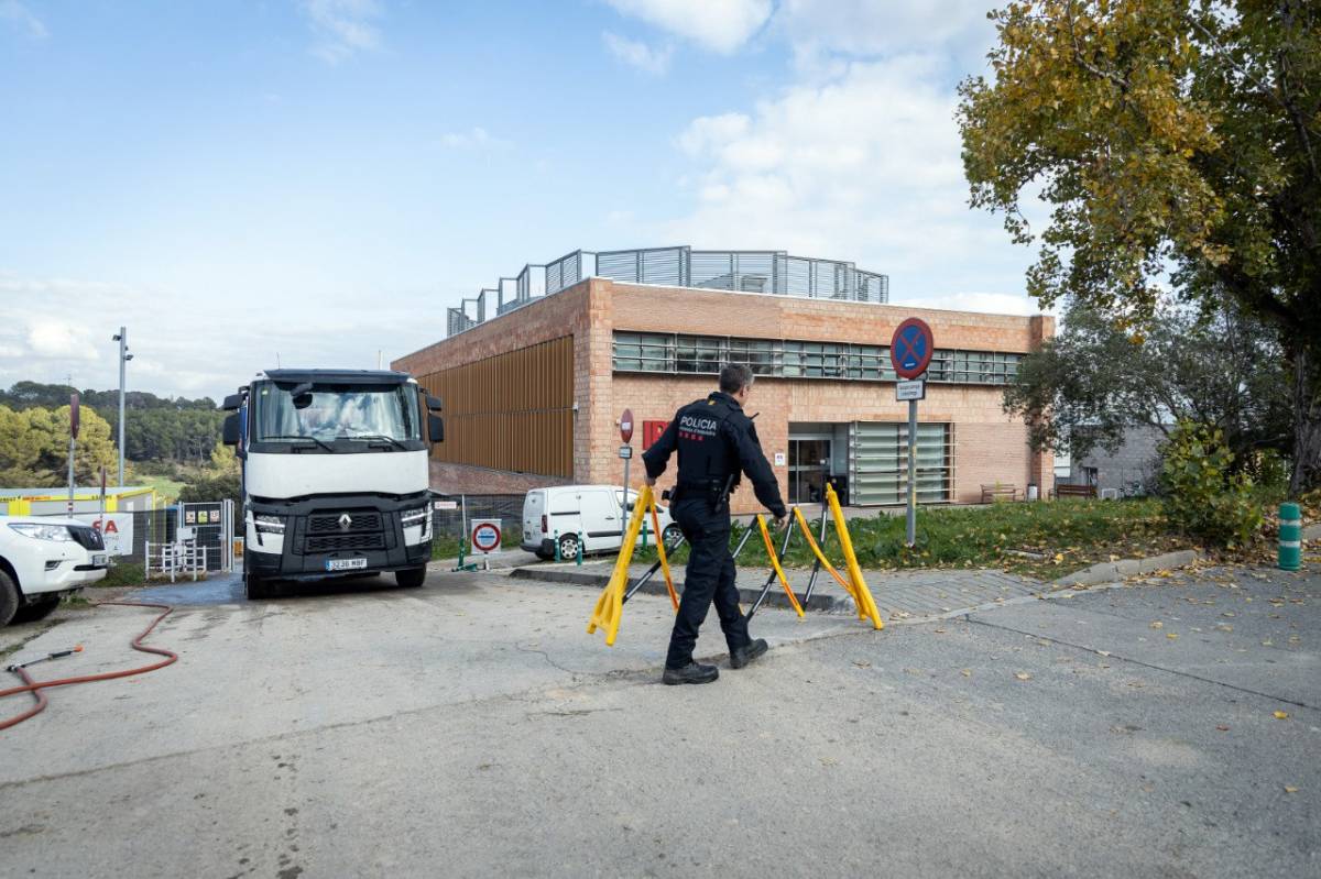 Mossos i Guàrdia Civil escorcollen el laboratori sospitós del brot de pesta porcina