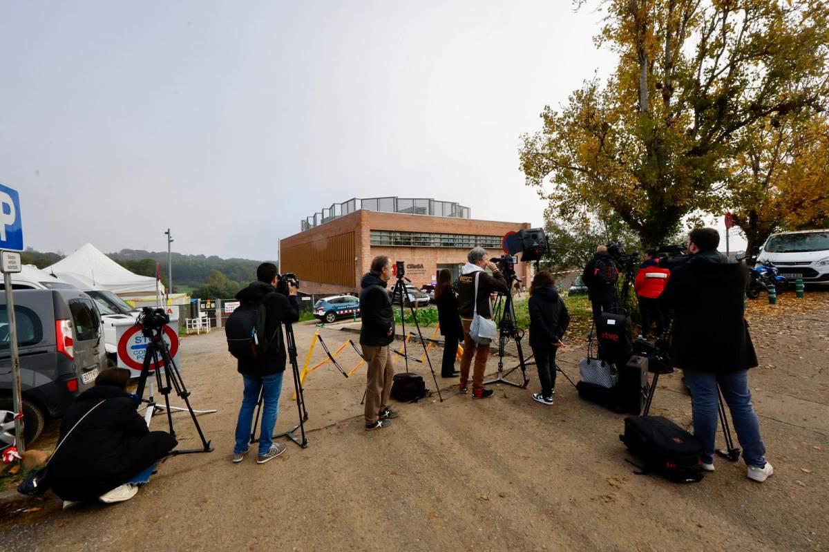 Desenes de mitjans a la porta de l`Irta-CReSA - Juanma Peláez Desenes de mitjans a la porta de l`Irta-CReSA