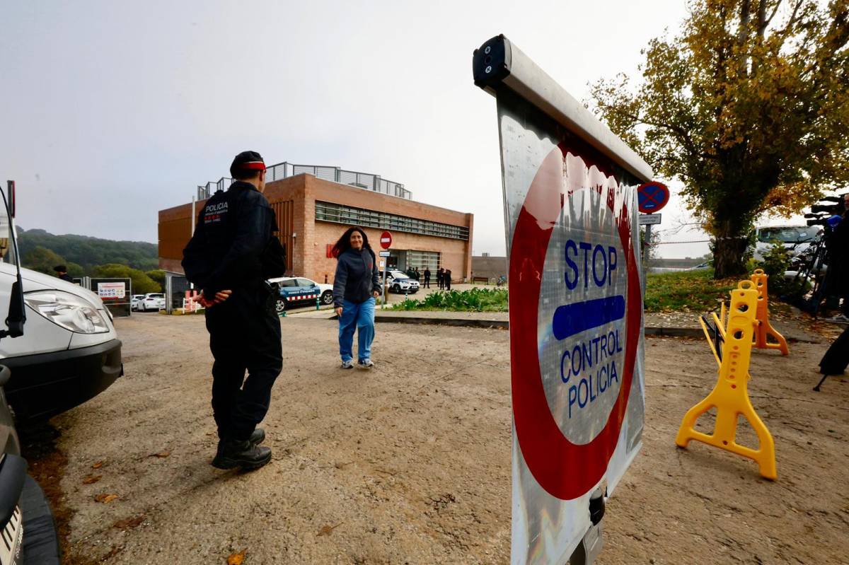 Els Mossos d`Esquadra i la Guàrdia Civil a la porta de l`Irta-CReSA - Juanma Peláez Els Mossos d`Esquadra i la Guàrdia Civil a la porta de l`Irta-CReSA