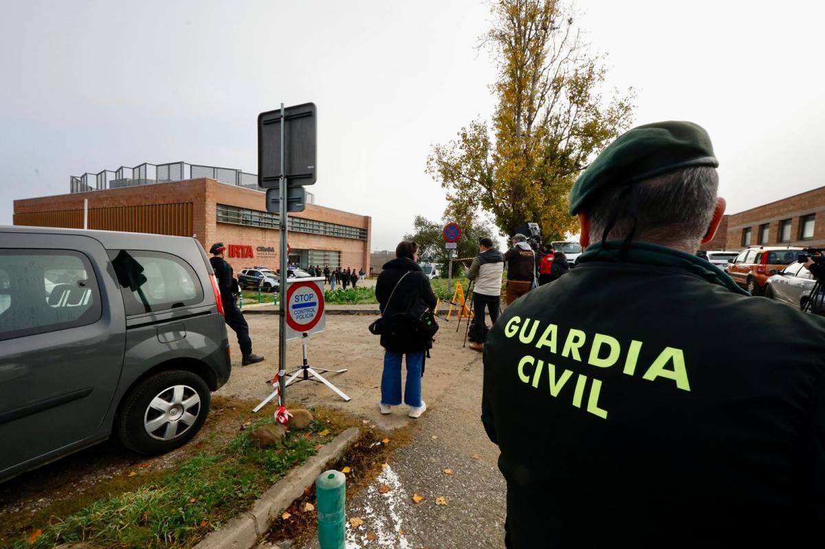 Els Mossos d`Esquadra i la Guàrdia Civil a la porta de l`Irta-CReSA - Juanma Peláez Els Mossos d`Esquadra i la Guàrdia Civil a la porta de l`Irta-CReSA