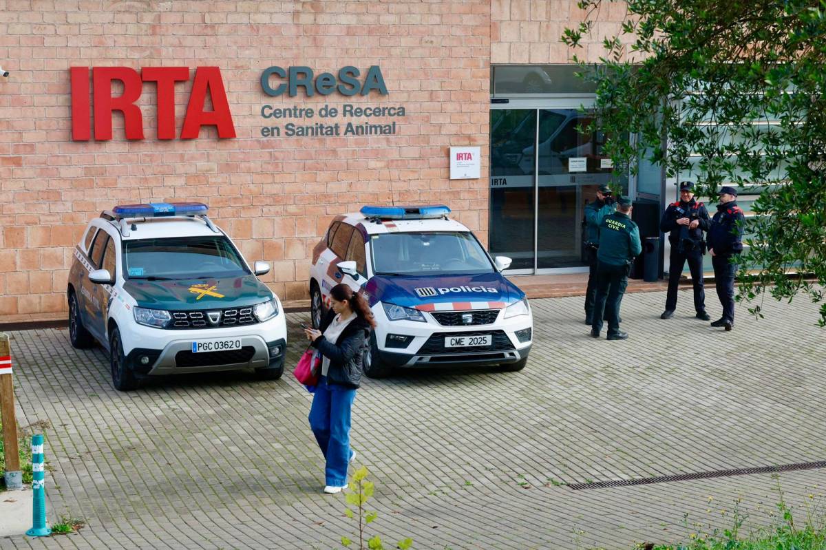 Els Mossos d`Esquadra i la Guàrdia Civil a la porta de l`Irta-CReSA - Juanma Peláez Els Mossos d`Esquadra i la Guàrdia Civil a la porta de l`Irta-CReSA
