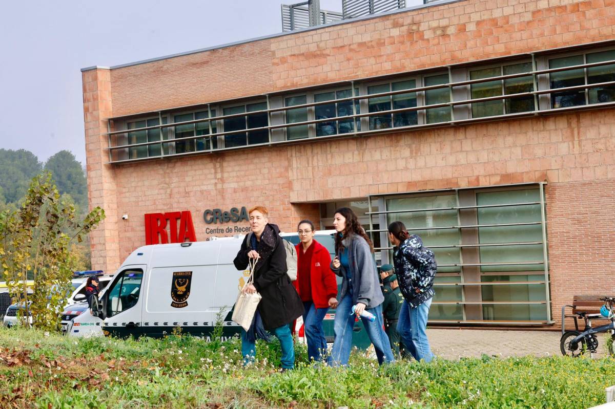 Els Mossos d`Esquadra i la Guàrdia Civil a la porta de l`Irta-CReSA - Juanma Peláez Els Mossos d`Esquadra i la Guàrdia Civil a la porta de l`Irta-CReSA