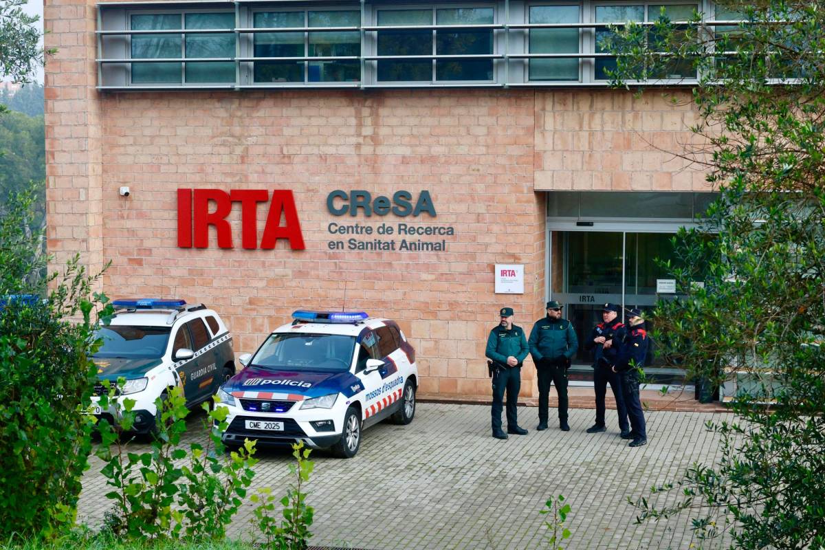 Els Mossos d`Esquadra i la Guàrdia Civil a la porta de l`Irta-CReSA - Juanma Peláez Els Mossos d`Esquadra i la Guàrdia Civil a la porta de l`Irta-CReSA