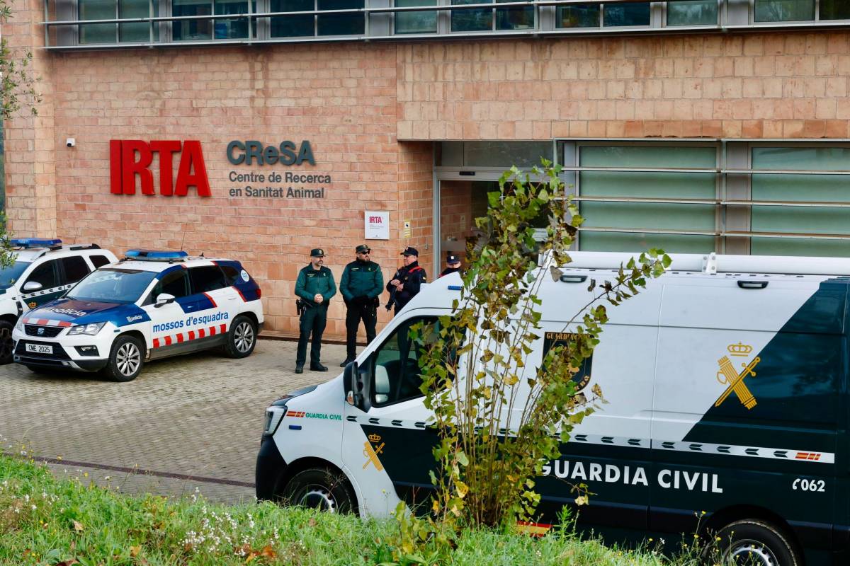 Els Mossos d`Esquadra i la Guàrdia Civil a la porta de l`Irta-CReSA - Juanma Peláez Els Mossos d`Esquadra i la Guàrdia Civil a la porta de l`Irta-CReSA