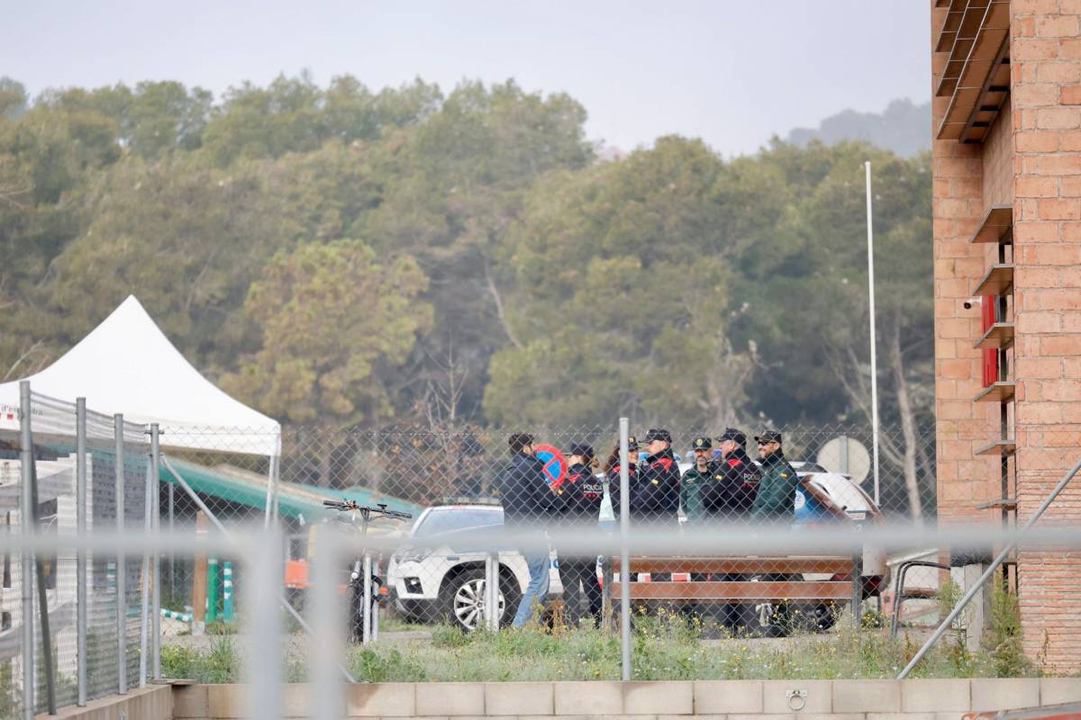 Els Mossos d`Esquadra i la Guàrdia Civil a la porta de l`Irta-CReSA - Juanma Peláez Els Mossos d`Esquadra i la Guàrdia Civil a la porta de l`Irta-CReSA