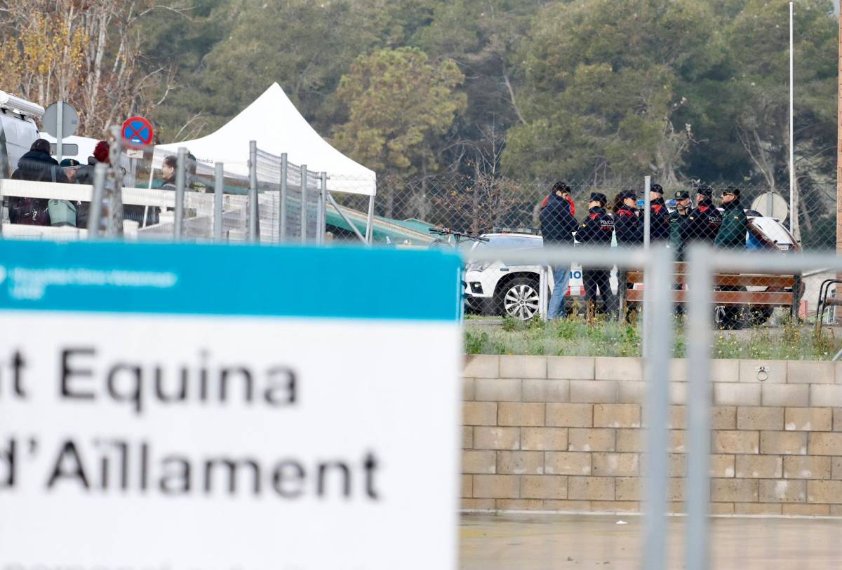 Els Mossos d`Esquadra i la Guàrdia Civil a la porta de l`Irta-CReSA - Juanma Peláez Els Mossos d`Esquadra i la Guàrdia Civil a la porta de l`Irta-CReSA