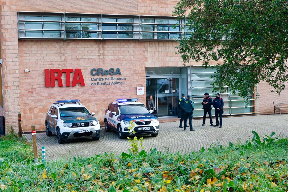 Els Mossos d`Esquadra i la Guàrdia Civil a la porta de l`Irta-CReSA - Juanma Peláez Els Mossos d`Esquadra i la Guàrdia Civil a la porta de l`Irta-CReSA