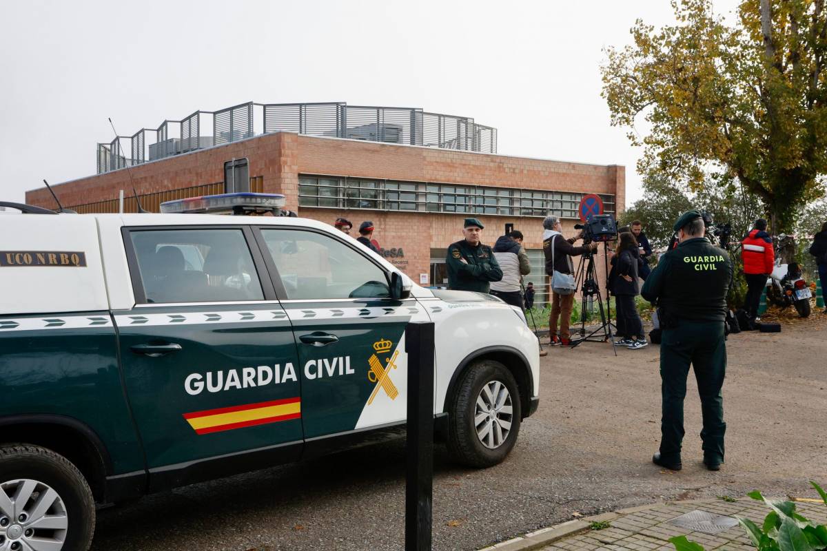 Els Mossos d`Esquadra i la Guàrdia Civil a la porta de l`Irta-CReSA - Juanma Peláez Els Mossos d`Esquadra i la Guàrdia Civil a la porta de l`Irta-CReSA