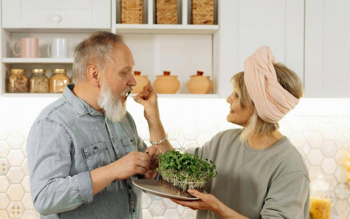 Les dones dediquen una hora més al dia que els homes a la cura dels nens i la llar