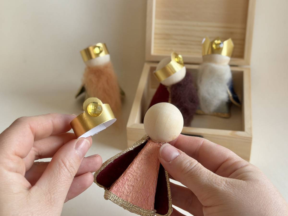 Pas a pas. Posem la corona