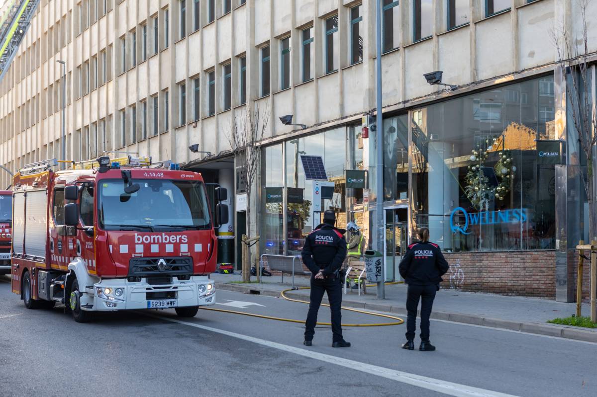 Intervenció dels bombers en un gimnàs de Sabadell - Juanma Peláez Intervenció dels bombers en un gimnàs de Sabadell