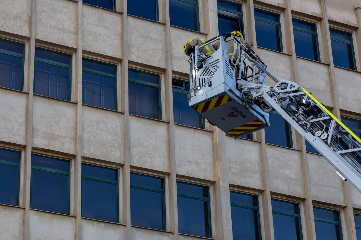 Intervenció dels bombers en un gimnàs de Sabadell - Juanma Peláez Intervenció dels bombers en un gimnàs de Sabadell
