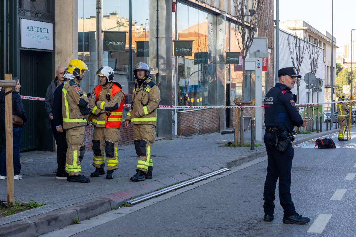 Intervenció dels bombers en un gimnàs de Sabadell - Juanma Peláez Intervenció dels bombers en un gimnàs de Sabadell