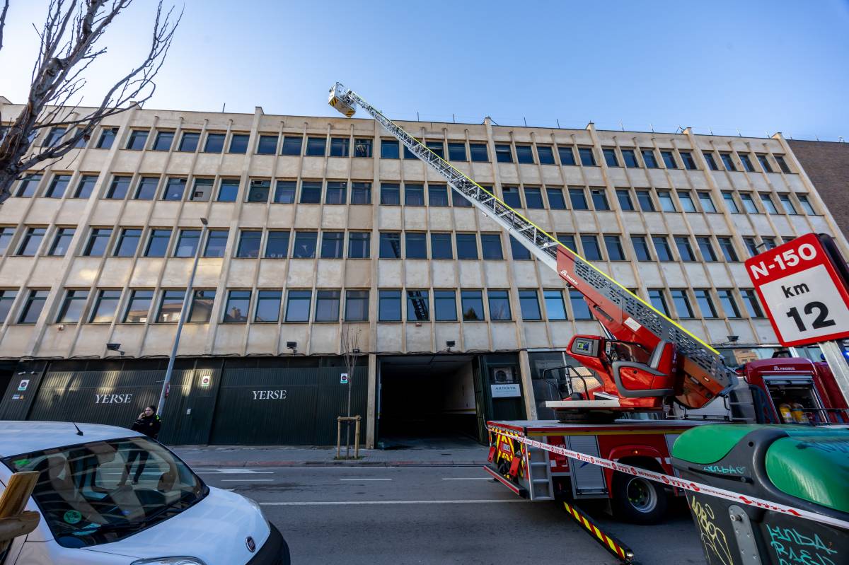 Intervenció dels bombers en un gimnàs de SabadellIntervenció dels bombers en un gimnàs de Sabadell - Juanma Peláez Intervenció dels bombers en un gimnàs de SabadellIntervenció dels bombers en un gimnàs de Sabadell