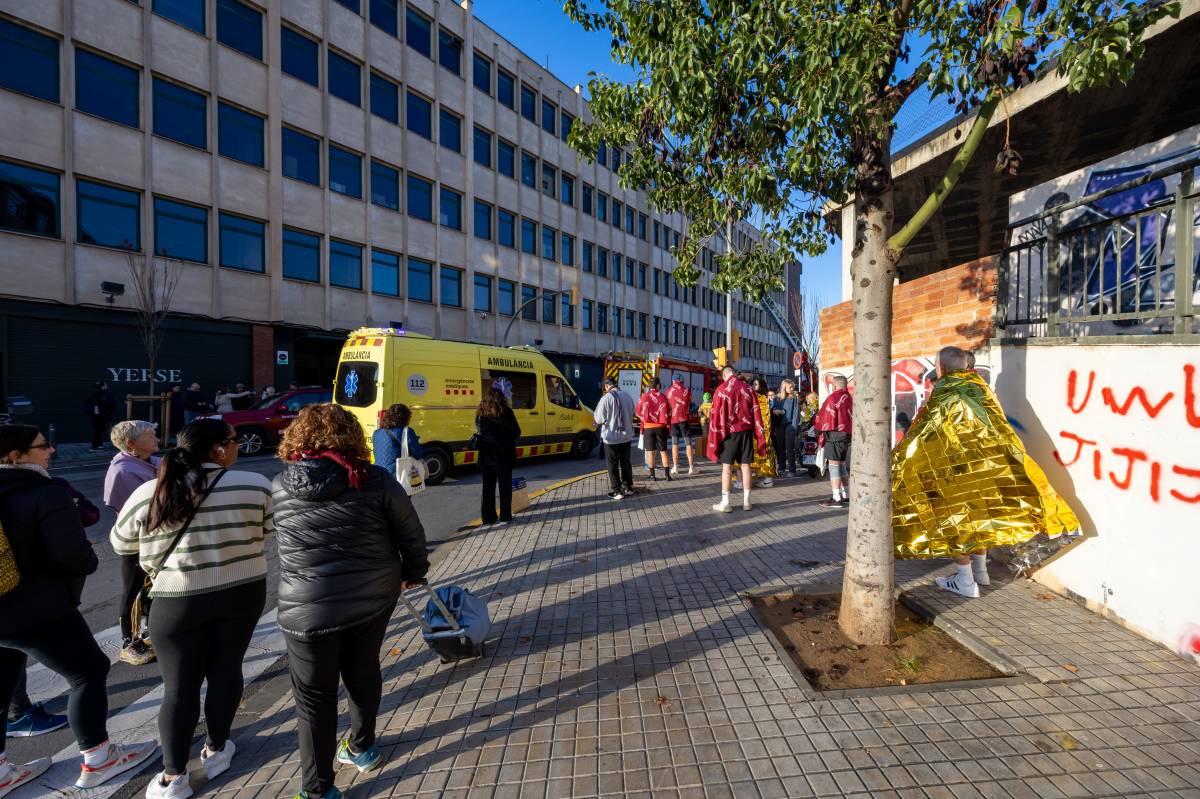 Intervenció dels bombers en un gimnàs de Sabadell - Juanma Peláez Intervenció dels bombers en un gimnàs de Sabadell