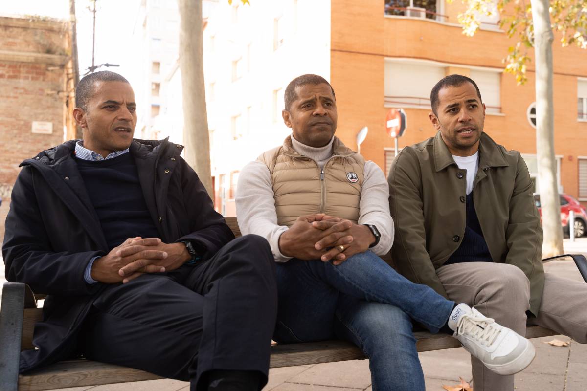 Els tres germans durant l`entrevista pel D.S a la plaça Sant Salvador