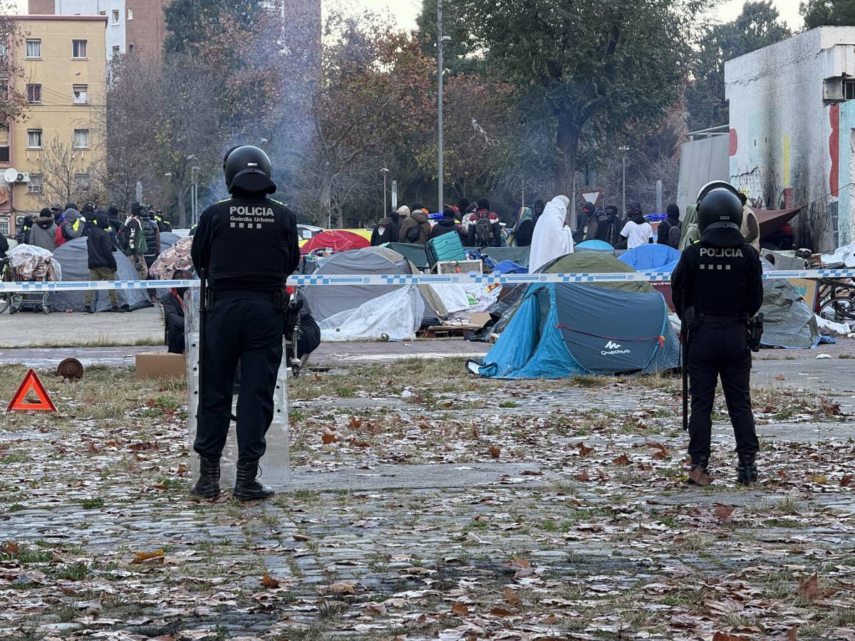 Els desallotjats acampats davant del B9 de Badalona marxen voluntàriament per evitar càrregues