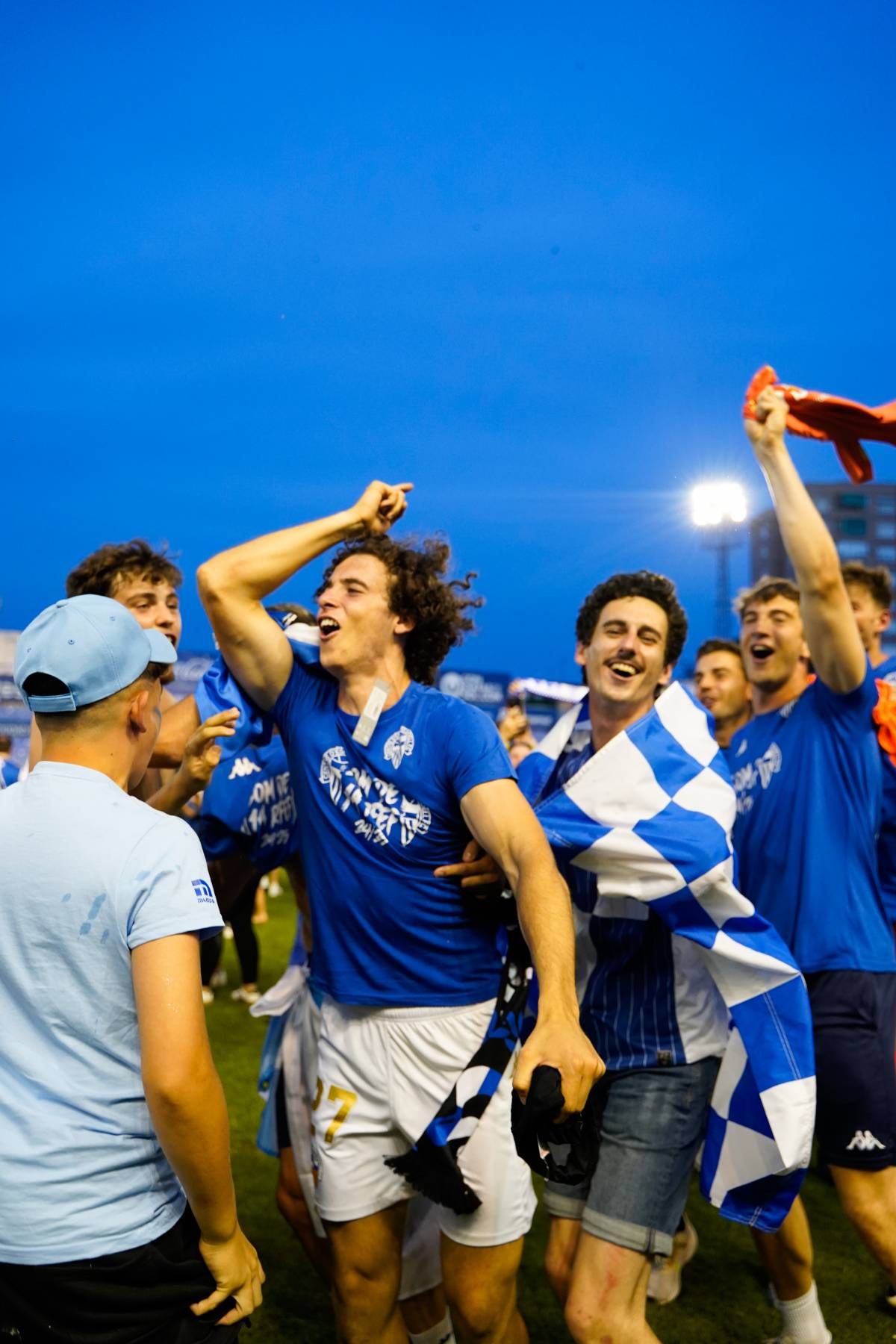 La celebració de l`ascens amb l`afició