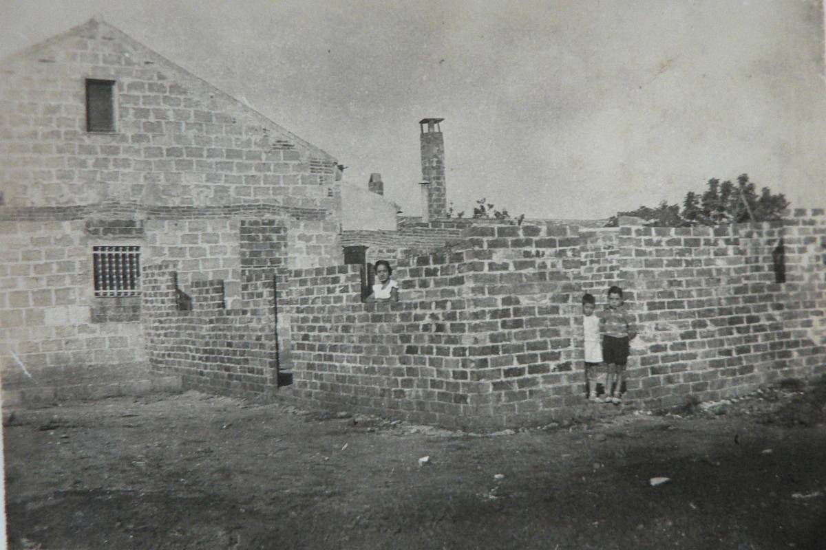 Les primeres parets de l’escola s’alcen amb decisió l’any 1924.  - En el lloc d’aquesta imatge, actualment hi ha l'aula d'I3