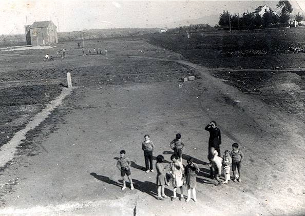 1925. Aquesta plana esdevindrà La Creu De Barberà. El lloc exacte és la cruilla dels carrers Pérez Moya amb Saboneria.  - Aquí es construeix l'escola i en podeu veure els primers alumnes.