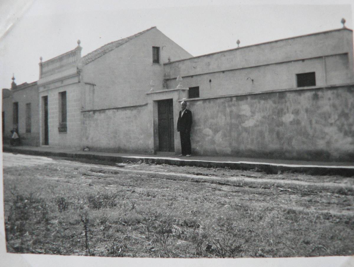 1955. El fundador davant la façana de l’escola  - 