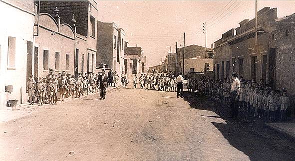 1959. El Carrer Pérez Moya ja prenia forma amb més cases.  - La tradició de fer fila al carrer amb els nostres alumnes ve de lluny 