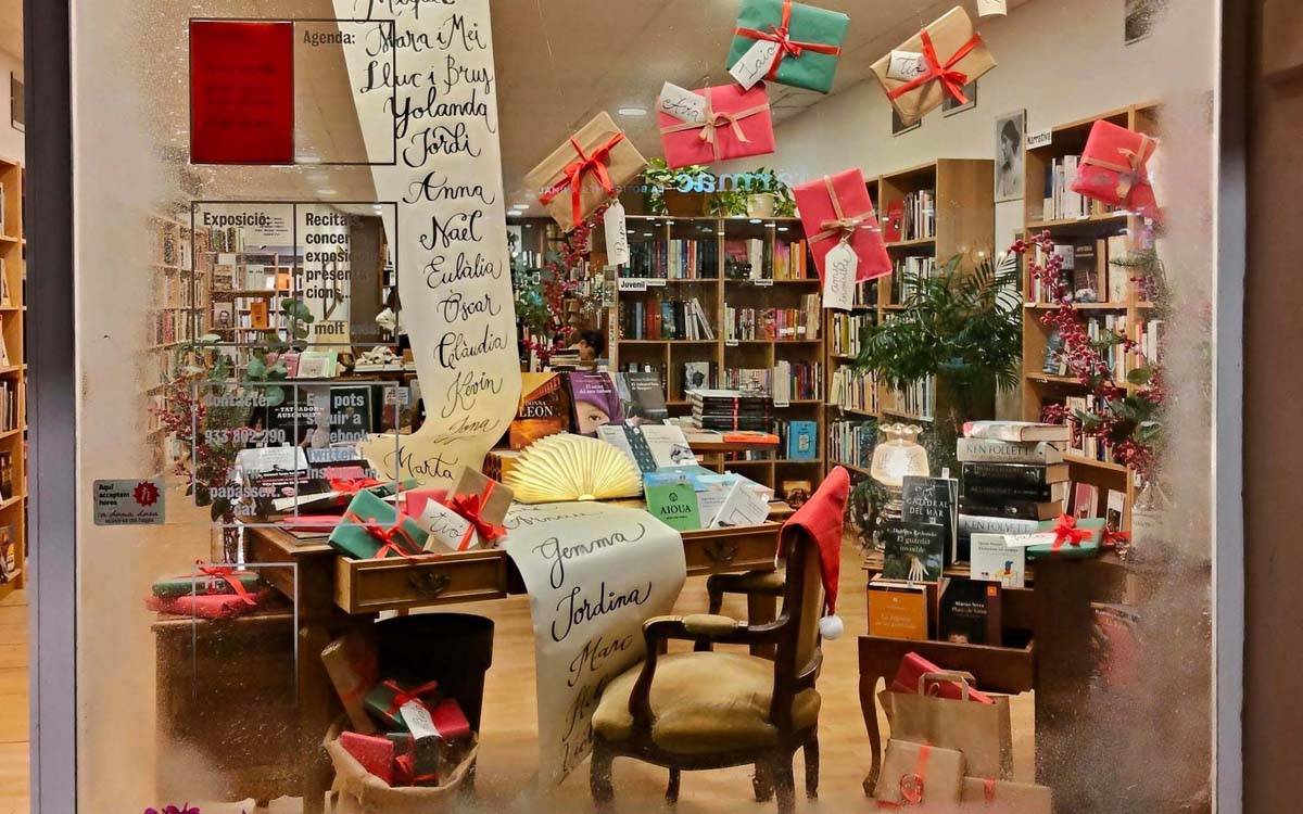 La Papasseit i 2 Guys in the closet, guanyadors del 58è Concurs d'Aparadors de Nadal de Manresa