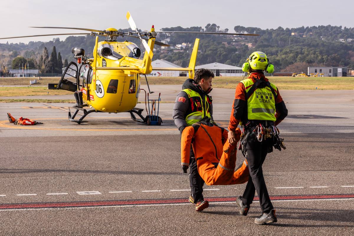 Els GRAE Muntanya preparant una pràctica amb l`helicòpter