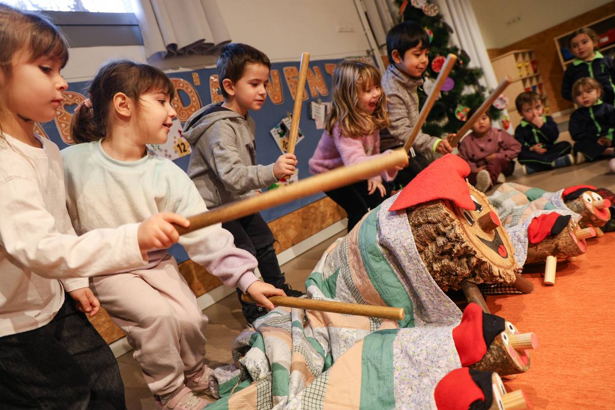 FOTOS | Els infants de Sabadell se'n van de vacances i el Tió, els patges i Els Pastorets s'apoderen de l'últim dia de classe 